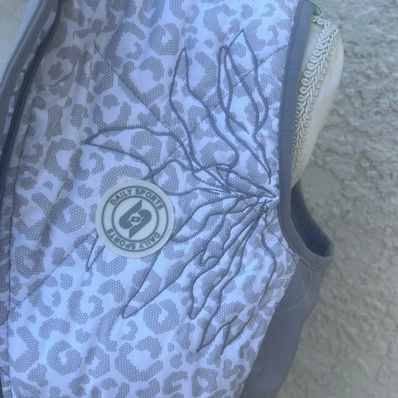 XDS By Daily Sports Animal Print Golf Vest Women's Size M - Picture 5 of 10